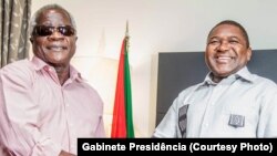 Afonso Dhlakama, leader de la RENAMO (à gauche) et Philippe Nyusi, Président du Mozambique rencontrer pour la première fois