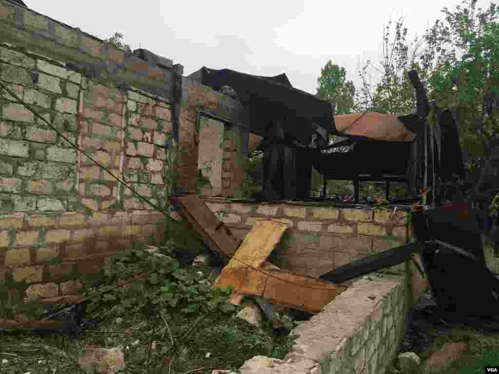 Artileriya atəşi ilə dağıdılmış ev