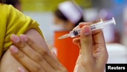 Orang-orang menerima vaksin Sinovac COVID-19 di pulau resor Thailand, Phuket. (Foto: Reuters)