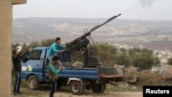 Pejuang pemberontak dari Gerakan Islamis Ahrar al-Sham menembakkan senjata anti-pesawat ke arah pasukan yang loyal terhadap Presiden Suriah Bashar al-Assad di Jabal al-Zawiya di Idlib. (Foto: Dok)