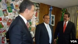 Los delitos políticos fueron cancelados por un decreto de amnistía promovido por el presidente Porfirio Lobo, quien está en esta foto con Zelaya.