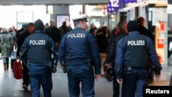 Polisi Jerman melakukan patroli di Hauptbahnhof, stasiun kereta utama di Berlin (17/1).