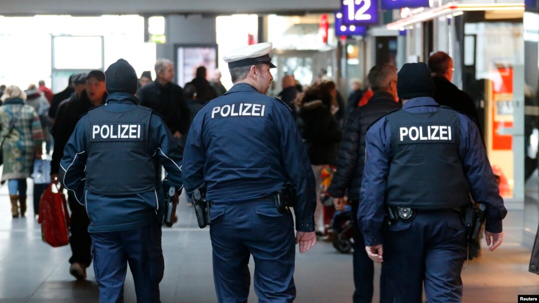 Polisi Jerman melakukan patroli di Hauptbahnhof, stasiun kereta utama di Berlin (17/1).