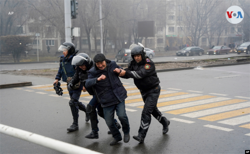 Agentes de la policía detienen a un hombre que protestaba en Almaty. Decenas de ciudades se han unido a las protestas, consideradas las más fuertes en décadas.