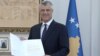 Predsednik Kosova Hašim Tači sa prethodnim pismom američkog predsednika koje je dobio za desetogodišnjicu proglašenja nezavisnosti Kosova