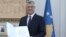 Predsednik Kosova Hašim Tači sa prethodnim pismom američkog predsednika koje je dobio za desetogodišnjicu proglašenja nezavisnosti Kosova
