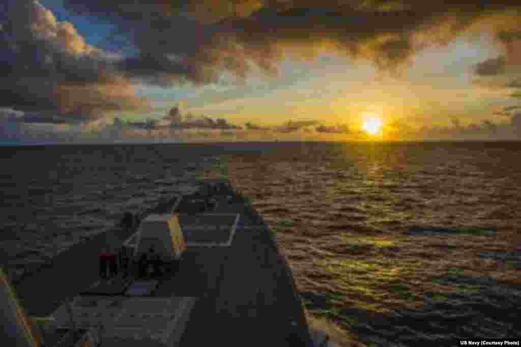 The Arleigh Burke-class guided-missile destroyer USS Mustin (DDG 89) prepares to conduct a replenishment at sea during Valiant Shield 2014, Sept. 20, 2014.