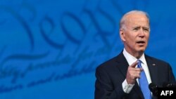 Presiden terpilih AS Joe Biden menyampaikan pidato di Queen Theatre, di Wilmington, Delaware, Senin, 14 Desember 2020, setelah Electoral College mengukuhkan kemenangannya dalam pilpres AS 2020. (Foto: Roberto Schmidt/AFP)