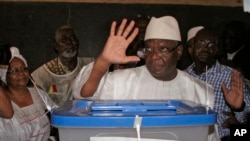 Mali presidential candidate Ibrahim Boubacar Keita gestures after casting his ballot in Bamako, Mali, 28, July, 2013. 