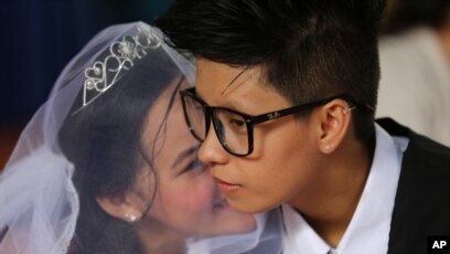 Kiss in sex in Quezon City