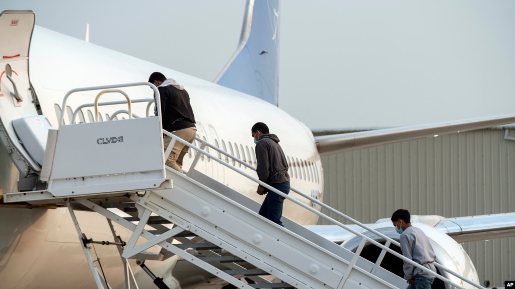 Migrantes guatemaltecos abordan un vuelo de deportación en Harlingen, Texas, el 5 de mayo de 2023 en EEUU.