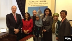 Pembicara dialog antar-agama. Dari kiri ke kanan: Michael Marshall, Anju Bhargharva (Presiden – Hindu American Seva Charities), Pdt. Mark Farr, Emira Soleha Ramli (Mahasiswi – Universitas Syracuse), Rosa Rai Djalal (Presiden – Muslim women’s Association U