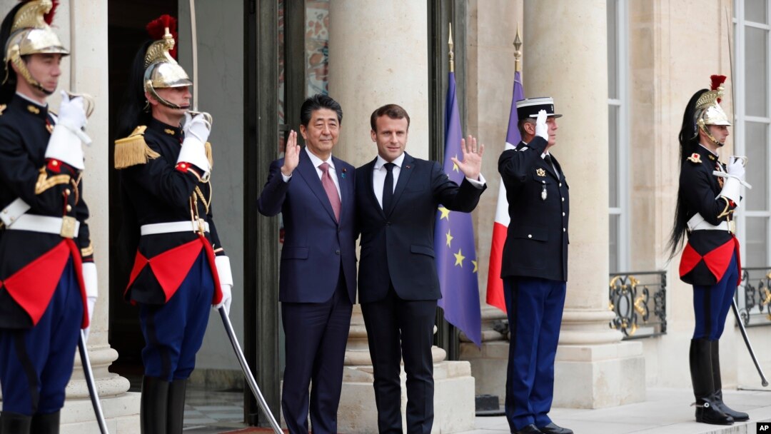 Presiden Perancis Emanuel Macron (tengah, kanan) bersama PM Jepang Shinzo Abe, di Istana Elysee, Paris, Perancis, 23 April 2019.