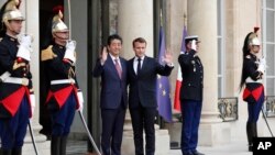 Presiden Perancis Emanuel Macron (tengah, kanan) bersama PM Jepang Shinzo Abe, di Istana Elysee, Paris, Perancis, 23 April 2019.