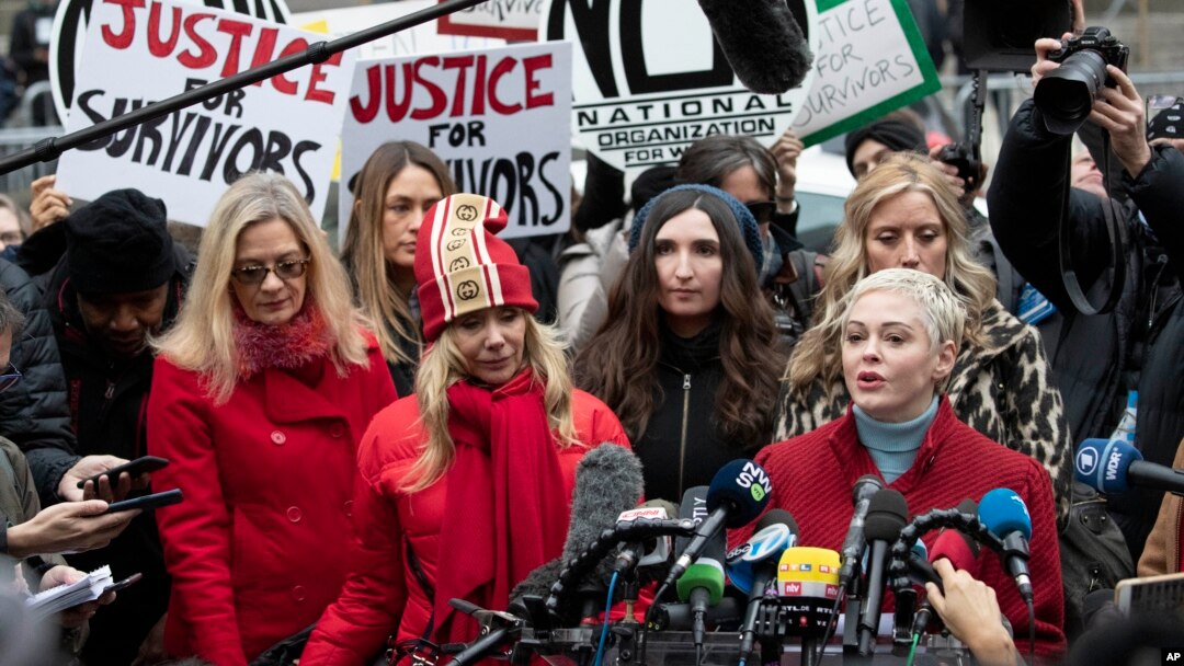 Mira Sorvino es una de las actrices que denunció a Harvey Weinstein y estuvo detrás de la creación y promoción del movimiento #MeToo que surgió alrededor del juicio a Weinstein.