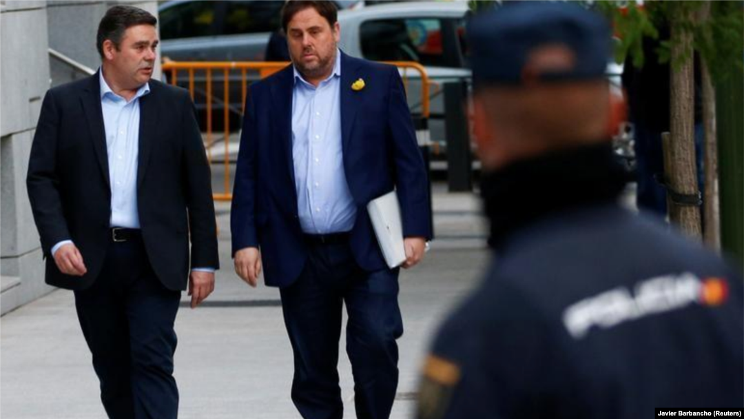 Imagen de del exvicepresidente Oriol Junqueras (a la derecha) a su llegada al Tribunal Supremo para declarar el 2 de noviembre de 2017. 