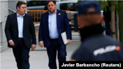 Imagen de del exvicepresidente Oriol Junqueras (a la derecha) a su llegada al Tribunal Supremo para declarar el 2 de noviembre de 2017. 