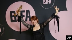 Aktris Jessie Buckley berpose dengan piala penghargaan "Artis Pendatang Baru Paling Menjanjikan" dalam Penghargaan Film Independen Inggris, di London, 2 Desember 2018. (Foto: Joel C.Ryan/Invision/AP)