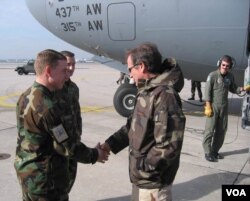 Actor-comedian Robin Williams visits U.S. troops in Afghanistan in 2002 (VOA/K. Farabaugh)