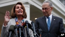 Nancy Pelosi dan Senator Chuck Schumer memberikan keterangan pers, usai bertemu Presiden Trump di Gedung Putih, Rabu (2/1). 