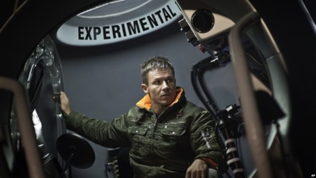 Ông Felix Baumgartner chuẩn bị chuyến bay để thực hiện cú nhảy 