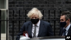 Perdana Menteri Inggris Boris Johnson meninggalkan 10 Downing Street untuk menghadiri Pertanyaan Perdana Menteri mingguan di Gedung Parlemen, di London, 24 Maret 2021. (Foto: AP)