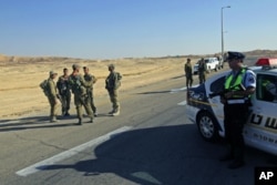 Patrouille israélienne au nord d'Eilat, où des Israéliens ont été attaqués (18 août 2011)