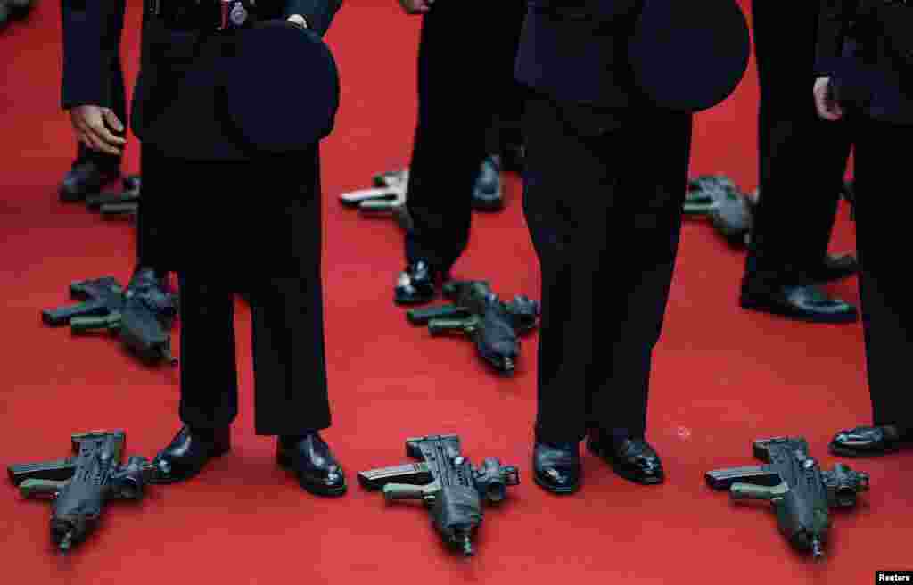 Rifles lie on the ground as guests arrives for the annual Lord Mayor&#39;s Banquet at Guildhall in London, Nov. 15, 2021.