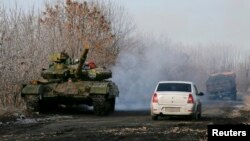 15일 우크라이나 동부 로집느 지역에서 친러 반군의 탱크가 마을을 지나고 있다.