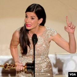 Sandra Bullock menerima Oscar untuk kategori aktris terbaik dalam film "The Blind Side" di Academy Awards ke-82 di Hollywood, Los Angeles.