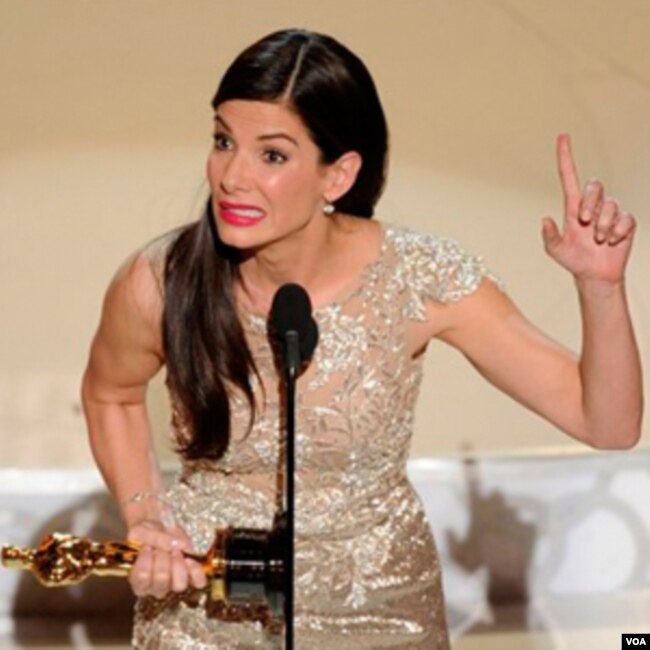 Sandra Bullock menerima Oscar untuk kategori aktris terbaik dalam film "The Blind Side" di Academy Awards ke-82 di Hollywood, Los Angeles.