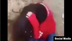 تصاویر منتشر شده از ضرب و شتم این دختر در لایو اینستاگرام، واکنش‌های بسیاری را به همراه داشت.