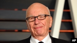 Rupert Murdoch tiba di Vanity Fair Oscar Party 2015 di Beverly Hills, California. (Foto: AP)
