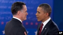 Tổng thống Obama và ứng cử viên đảng Cộng hòa Mitt Romney trong cuộc tranh luận hôm 16/10/2012 tại đại học Hofstra ở New York
