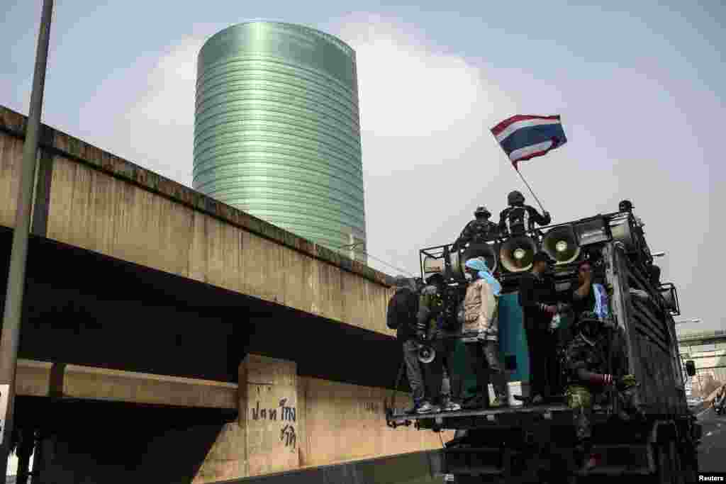 Anti-government protesters travel on the expressway as they head to suspend operations at an office for the Land Transportation Department in Nonthaburi province, Bangkok, Jan. 29, 2014.&nbsp;