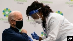 조 바이든 미국 대통령 당선인이 21일 델라웨어주 뉴워크의 크리스티아나 케어 병원에서 신종 코로나바이러스 백신을 맞았다.