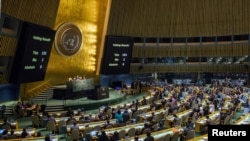 ARCHIVO: Los resultados de la votación se muestran luego de una votación de la Asamblea General de la ONU para abordar el embargo económico, comercial y financiero impuesto por Estados Unidos contra Cuba en la sede de las Naciones Unidas en Nueva York, el