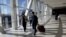 Arhiv - Putnici nose masku na aerodromu u New York