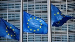 FILE: Bendera Uni Eropa berkibar di luar kantor pusat Komisi Eropa di Brussels.