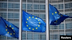 FILE: Bendera Uni Eropa berkibar di luar kantor pusat Komisi Eropa di Brussels.