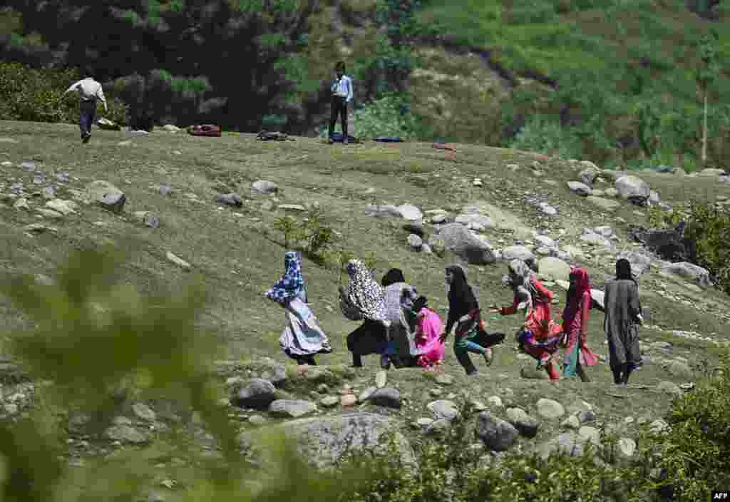 ایک &#39;اوپن ایئر&#39; اسکول، کلاسز میں وقفے کے دوران بچوں کے لیے کھیل کا میدان بن گیا ہے۔