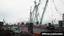 မြန်မာလှေလုပ်သားတွေ အလုပ်လုပ်ကိုင်နေတဲ့ ငါးဖမ်းလှေတစီးပုံ 