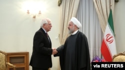 하산 로하니 대통령이 3일 이란 테헤란을 방문한 호세프 보렐 EU 외교안보 대표를 만나 악수하고 있다. 