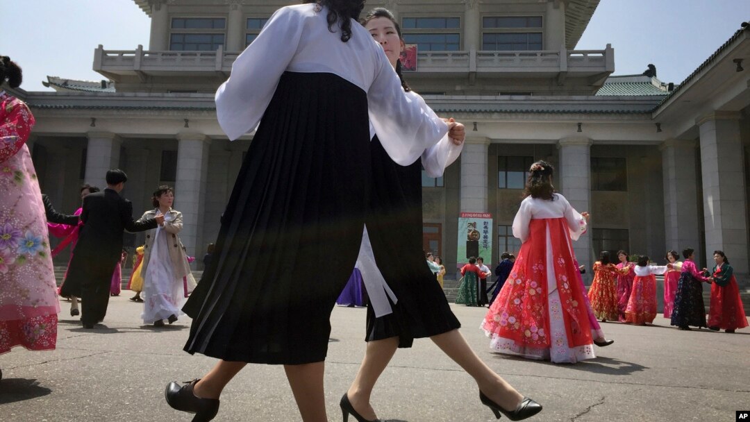 Hombres y mujeres norcoreanos participan en un baile masivo el martes, 25 de abril de 2017, en Pyongyang, Corea del Norte, en conmemoración del 85 aniversario del Ejército del país.