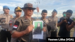 Kapolda Sulawesi Tengah Irjen Syafril Nursal (20/3) memperlihatkan foto salah seorang anggota MIT yang telah menyerahkan diri kepada aparat di Poso. (Foto: VOA/Yoanes Litha)