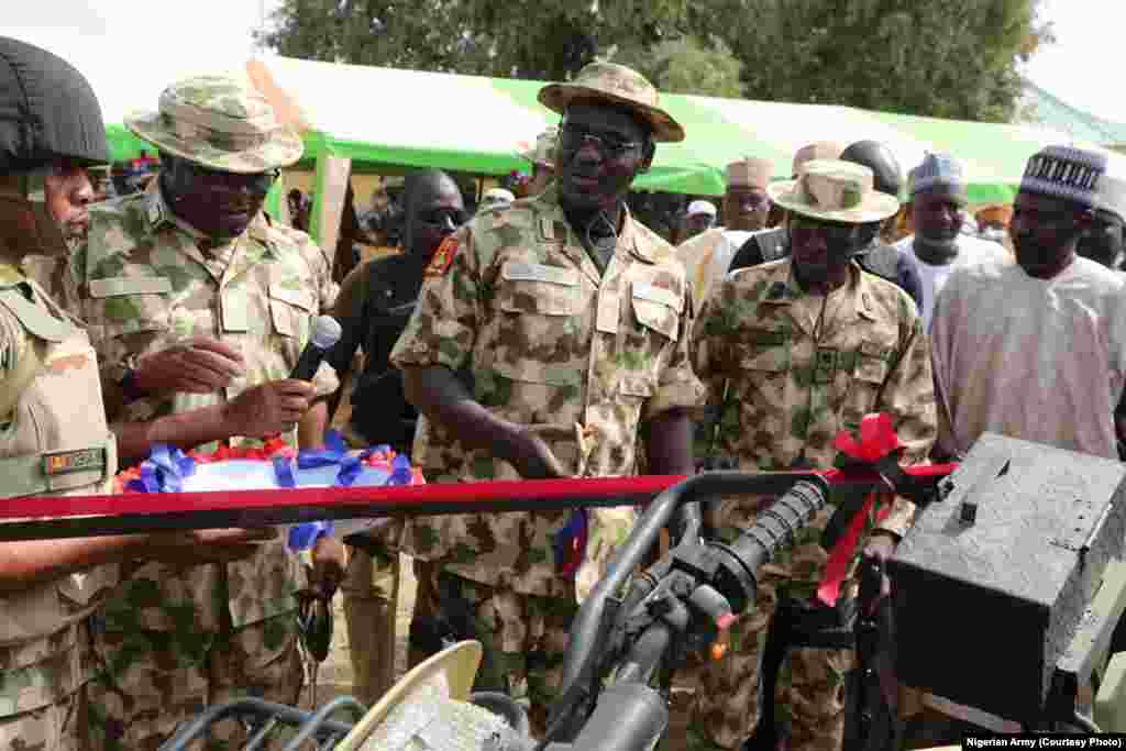 Babban hafsan sojojin kasa na Najeriya, Janar Buratai, yana kaddamar da babura na sojoji