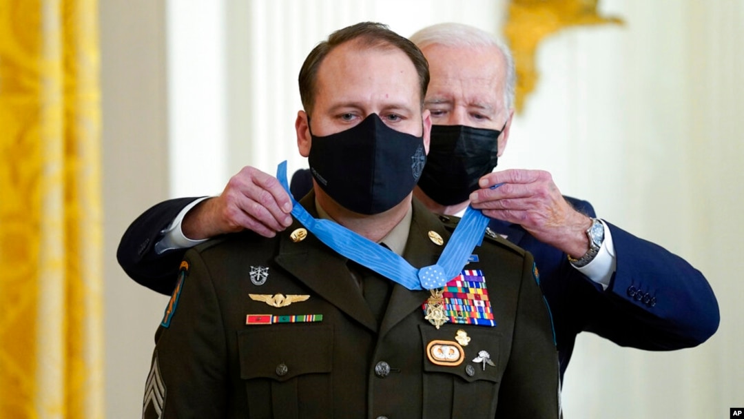 Presiden AS Joe Biden memberikan penghargaan Medal of Honor kepada Sersan Kepala Earl Plumlee dalam aksinya di Afghanistan pada 2013. Penghargaan itu diberikan di Gedung Putih pada 16 Desember 2021. (Foto: AP/Evan Vucci)