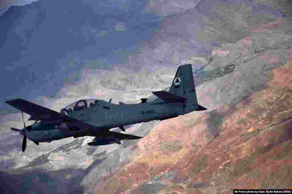 A-29 Super Tucano na mayakan saman Afghanistan, April 6, 2016.