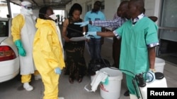 Des agents de santé lors d'une séance de formation pour lutter contre le virus Ebola à Kinshasa le 21 octobre 2014. 