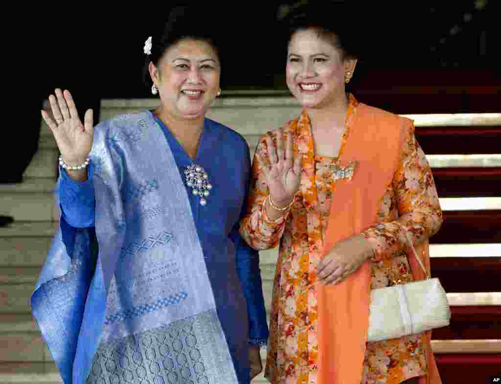 Mantan Ibu Negara Kristiani Yudhoyono (kiri) bersama istri Presiden Joko Widodo, Iriana Widodo, di Gedung DPR/MPR RI, Senin (20/10). (AP/Mark Baker)